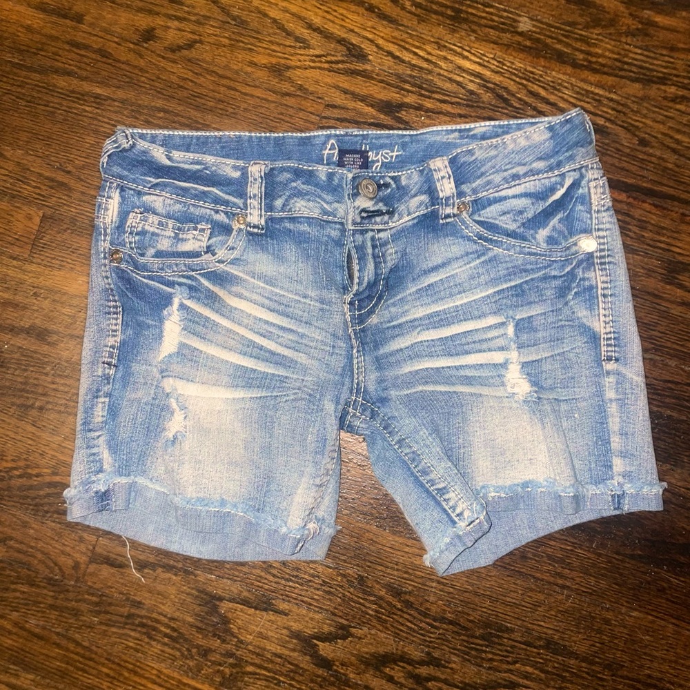 Amethyst 4 inch inseam distressed jean short with stretch, EUC size 9